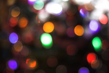 Noel arkaplanı, çelenkler ve bokeh. Çok renkli bir yeni yıl resmi. Tasarım için soyut resim