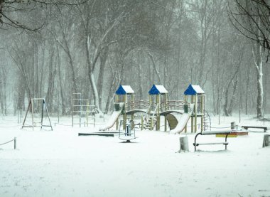Oyun alanı karla kaplı. Şehirde kış çöküşü. Ekolojik felaket