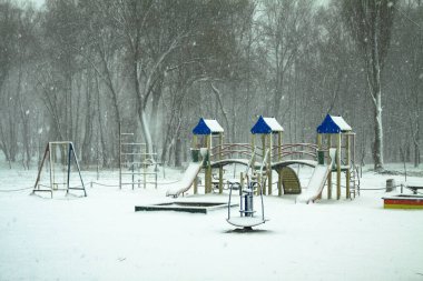 Oyun alanı karla kaplı. Şehirde kış çöküşü. Ekolojik felaket