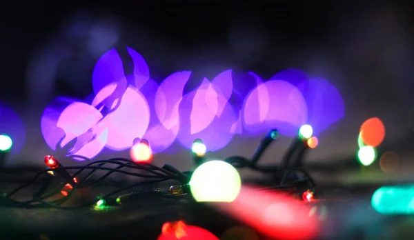 Gyönyörű karácsonyi háttér koszorúkkal és bokeh. Újévi sokszínű kép. Absztrakt fotó kép design — Stock Fotó