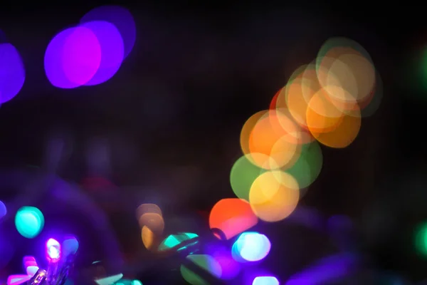 Schöne weihnachtliche Hintergrund mit Girlanden und Bokeh. Neues Jahr buntes Bild. abstraktes Foto-Bild für Design — Stockfoto
