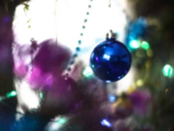 Karácsonyfa díszített játékok és egy koszorú. Újévi háttér a design. Szezonális ünnepek télen — Stock Fotó