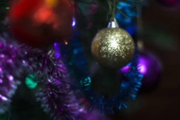 Árbol de Navidad decorado con juguetes y una guirnalda. Fondo de año nuevo para su diseño. Vacaciones de temporada en invierno —  Fotos de Stock