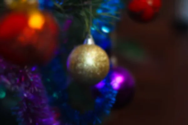 Árbol de Navidad decorado con juguetes y una guirnalda. Fondo de año nuevo para su diseño. Vacaciones de temporada en invierno —  Fotos de Stock