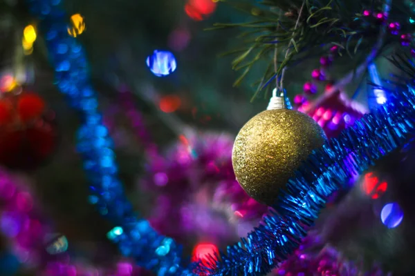 Árbol de Navidad decorado con juguetes y una guirnalda. Fondo de año nuevo para su diseño. Vacaciones de temporada en invierno —  Fotos de Stock