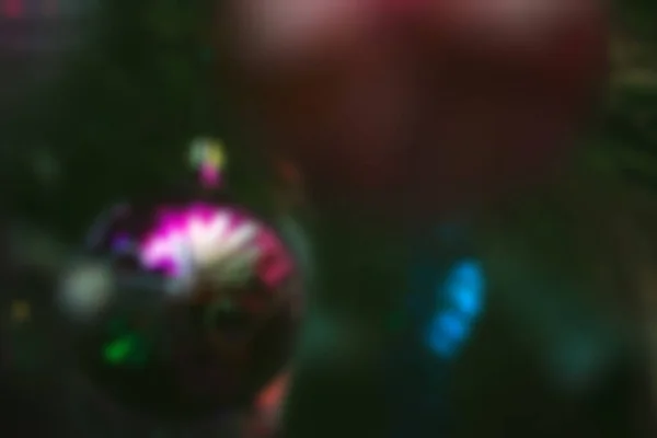 Weihnachtsbaum mit Spielzeug und Girlanden geschmückt. Neujahrshintergrund für Ihr Design. Saisonurlaub im Winter — Stockfoto