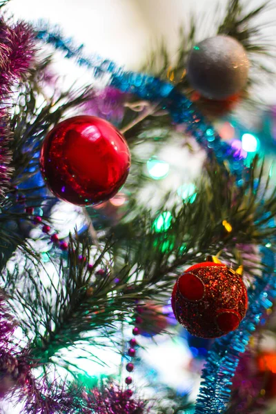 Árvore de Natal decorada com brinquedos e uma grinalda. Fundo de ano novo para o seu projeto. Férias sazonais no inverno — Fotografia de Stock