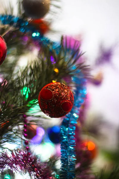 Árvore de Natal decorada com brinquedos e uma grinalda. Fundo de ano novo para o seu projeto. Férias sazonais no inverno — Fotografia de Stock