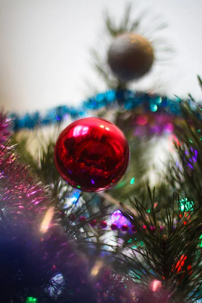 Рождественская елка украшена игрушками и гирляндой. Новогодний фон для дизайна. Сезонные каникулы зимой — стоковое фото