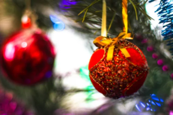 Árvore de Natal decorada com brinquedos e uma grinalda. Fundo de ano novo para o seu projeto. Férias sazonais no inverno — Fotografia de Stock