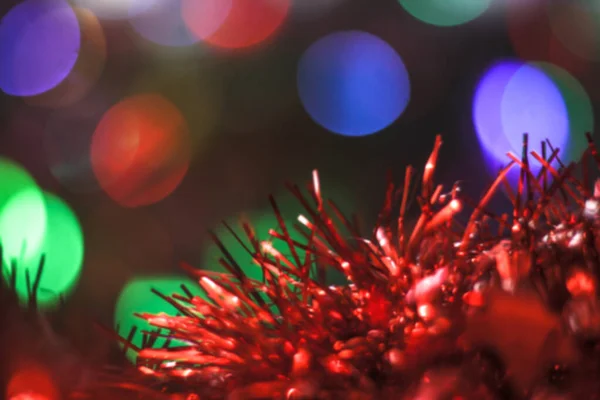 Bela estrela vermelha de Natal em um fundo de guirlandas de bokeh. Natal design de fundo — Fotografia de Stock