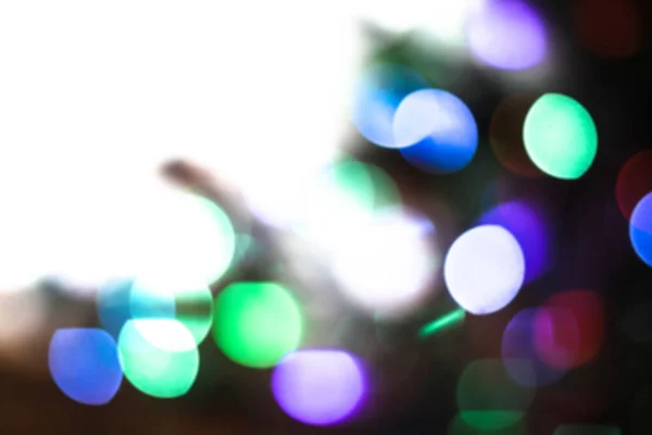 Fundo de Natal bonito com guirlandas e bokeh. Ano Novo imagem multi-colorida. Imagem de foto abstrata para design — Fotografia de Stock