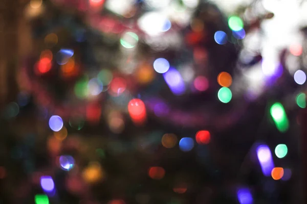 Fundo de Natal bonito com guirlandas e bokeh. Ano Novo imagem multi-colorida. Imagem de foto abstrata para design — Fotografia de Stock