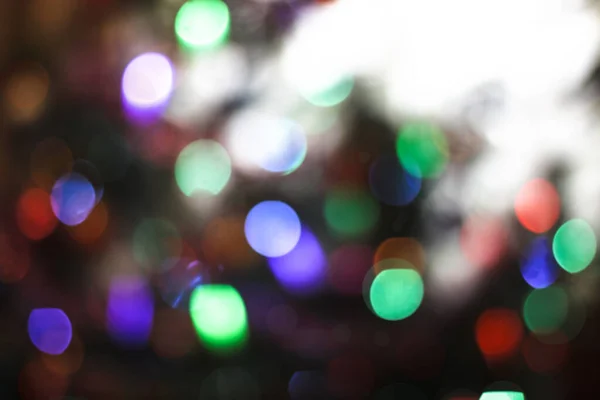 Krásné vánoční pozadí s girlandami a bokeh. Nový rok pestrobarevný obrázek. Abstraktní fotografie pro design — Stock fotografie