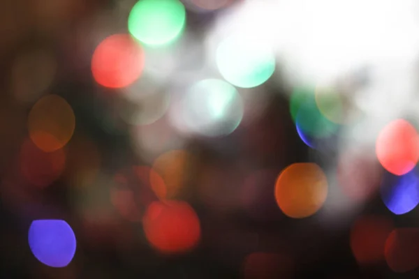 Όμορφο χριστουγεννιάτικο φόντο με γιρλάντες και bokeh. Πρωτοχρονιάτικη πολύχρωμη εικόνα. Αφηρημένη εικόνα φωτογραφίας για σχεδιασμό — Φωτογραφία Αρχείου