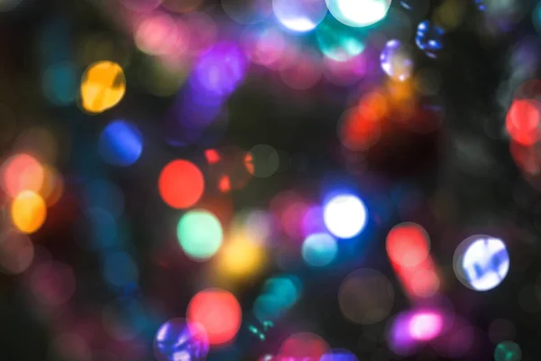 Krásné vánoční pozadí s girlandami a bokeh. Nový rok pestrobarevný obrázek. Abstraktní fotografie pro design — Stock fotografie