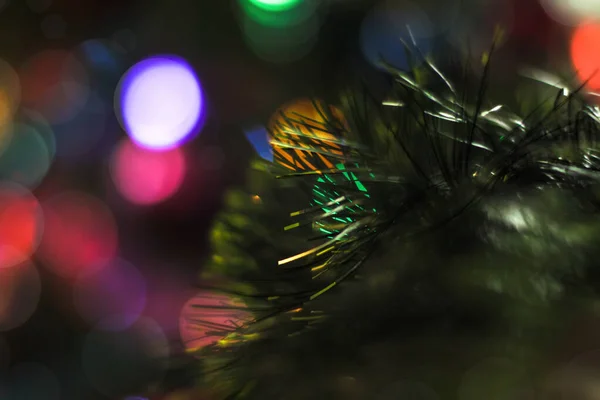 Árvore de Natal decorada com brinquedos e uma grinalda. Fundo de ano novo para o seu projeto. Férias sazonais no inverno — Fotografia de Stock