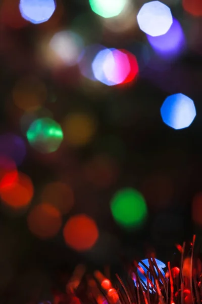 Krásné vánoční pozadí s girlandami a bokeh. Nový rok pestrobarevný obrázek. Abstraktní fotografie pro design — Stock fotografie