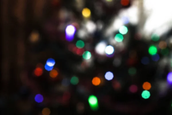 Fundo de Natal bonito com guirlandas e bokeh. Ano Novo imagem multi-colorida. Imagem de foto abstrata para design — Fotografia de Stock