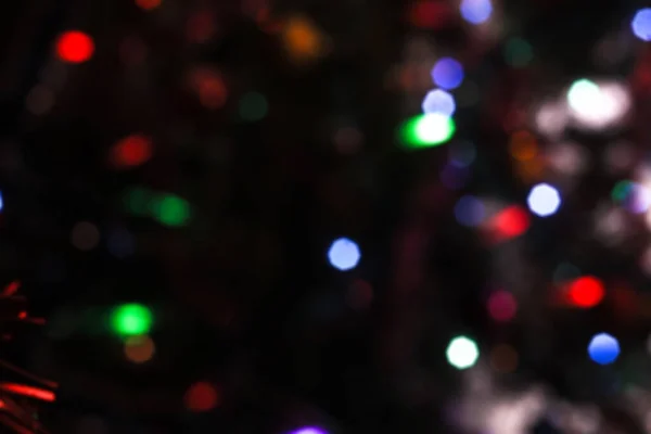 Fundo de Natal bonito com guirlandas e bokeh. Ano Novo imagem multi-colorida. Imagem de foto abstrata para design — Fotografia de Stock