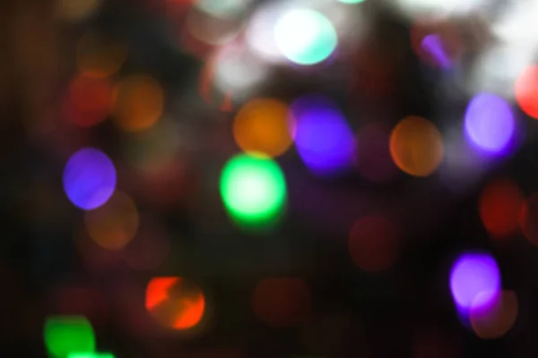 Fundo de Natal bonito com guirlandas e bokeh. Ano Novo imagem multi-colorida. Imagem de foto abstrata para design — Fotografia de Stock