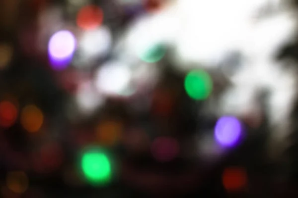 Hermoso fondo de Navidad con guirnaldas y bokeh. Año nuevo imagen multicolor. Imagen de foto abstracta para el diseño —  Fotos de Stock