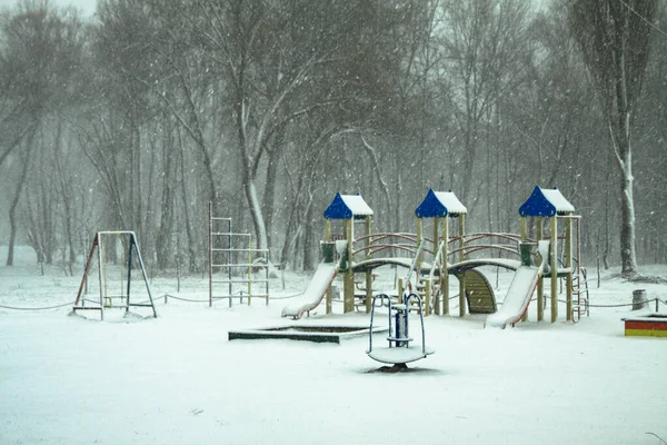 Lekplats täckt med snö. Vintern kollapsar i staden. Ekologisk katastrof — Stockfoto