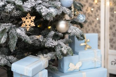 Oyuncak ve çelenkle süslenmiş Noel ağacı. Tasarımın için yeni yıl arkaplanı. Kışın mevsimlik tatiller