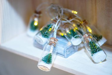 Dekoratif kavanozlarda, arka planda güzel bir Noel çelengi. Noel tema tasarımı