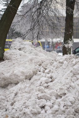 Şehirde büyük bir anormal kar yağışı var. Sokak temizliği ve kar yığınları. Kar ve kamu hizmetlerinin çöküşü. Gösteri için stok fotoğrafı