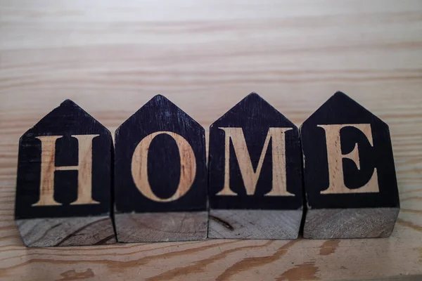 Kis fekete kockák felirata. Az otthon olyan, mint egy álom és az élet célja. Családi kényelem. — Stock Fotó
