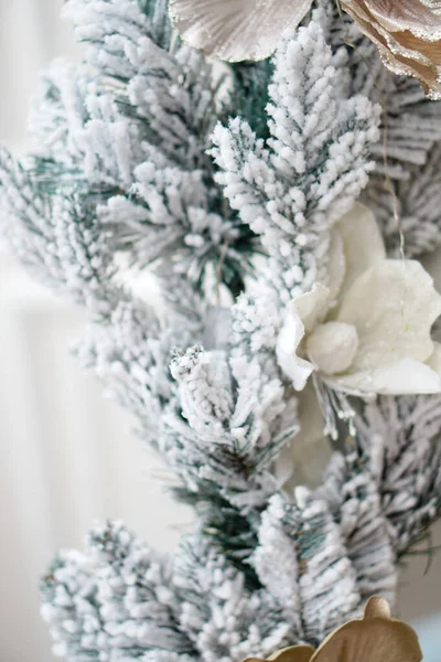 Julgran dekorerad med leksaker och en krans. Nytt år bakgrund för din design. Säsongssemester på vintern — Stockfoto