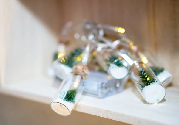 Schöne Weihnachtsgirlanden in dekorativen Gläsern auf einem Bokeh-Hintergrund. Weihnachtliches Design — Stockfoto