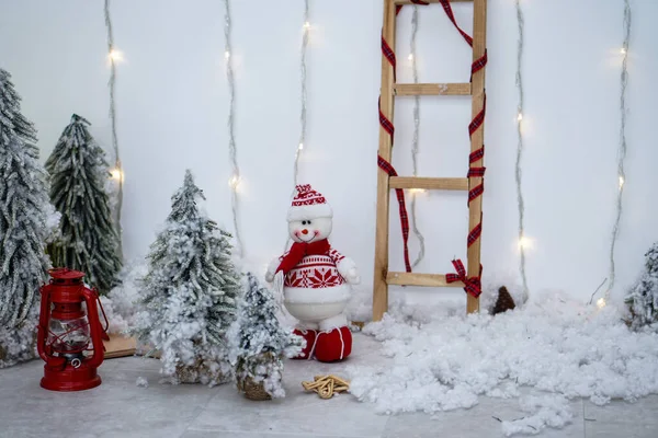 Mooie kerstcompositie met een sneeuwpop en een lantaarn. Voorraad Kerst thema — Stockfoto