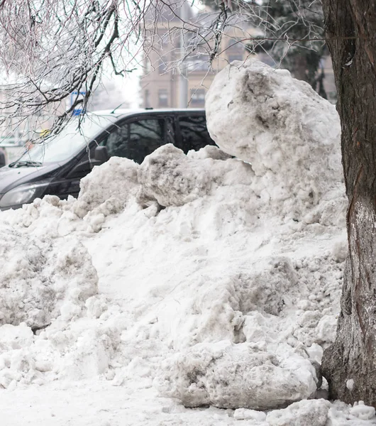 Velký abnormální sníh ve městě. Úklid ulic a sněhové závěje. Sníh a kolaps komunálních služeb. stock fotografie k ukázce — Stock fotografie