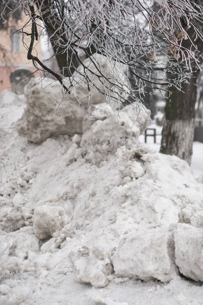 Velký abnormální sníh ve městě. Úklid ulic a sněhové závěje. Sníh a kolaps komunálních služeb. stock fotografie k ukázce — Stock fotografie