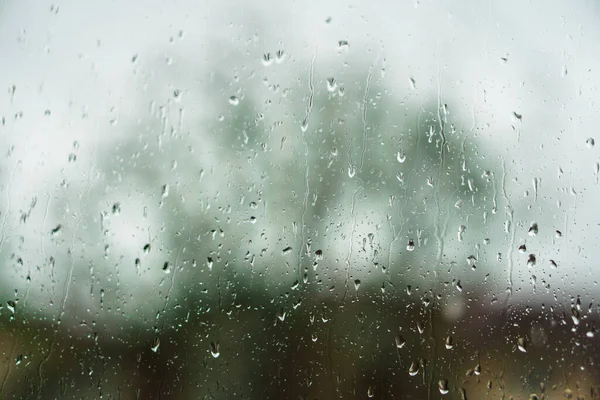 Okno Výhledem Deštivou Ulici Ponuré Večerní Počasí Výhledem Silnici Kapky — Stock fotografie