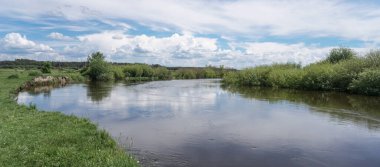 Akan doğada güzel bir kaynak nehri. Sabahları ve akşamları renkli manzaralar. Dünyanın ıssız yerlerine seyahat et. Tasarım için stok fotoğrafı