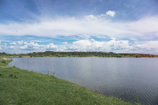 Krásná Jarní Řeka Tekoucí Přírodě Barevná Krajina Dopoledních Hodinách Večer — Stock fotografie