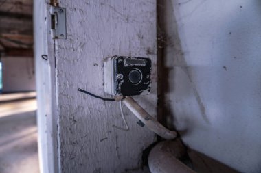 1986 'da terk edilmiş binaların kalıntıları. Çernobil 'deki Sovyet mimarisi. Virüslü insanlara bulaşma tehlikesi, radyasyon. Korkunç Grunge Arkaplanı