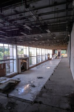 1986 'da terk edilmiş binaların kalıntıları. Çernobil 'deki Sovyet mimarisi. Virüslü insanlara bulaşma tehlikesi, radyasyon. Korkunç Grunge Arkaplanı