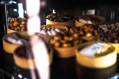 Vitrindeki lezzetli tatlılar. Satılık güzel kurabiyeler. Stok arkaplanı