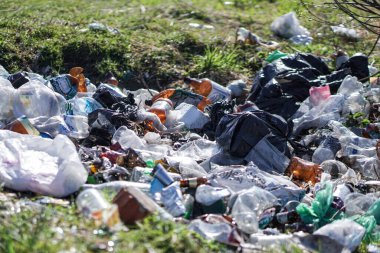 2020 Ukrayna Baharı. Avrupa 'daki güzel Styr Nehri' nin kıyısındaki çöp dağları. Tasarımınız için editör fotoğrafı.