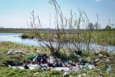 2020 Ukrayna Baharı. Avrupa 'daki güzel Styr Nehri' nin kıyısındaki çöp dağları. Tasarımınız için editör fotoğrafı.