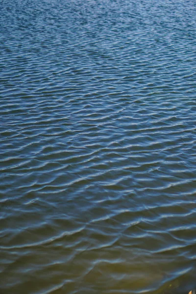 Piękna Powierzchnia Wody Rzeki Jeziora Staw Fale Wiatru Przyrodzie Kontekst — Zdjęcie stockowe