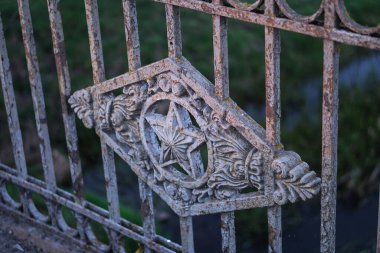 1986 'da terk edilmiş binaların kalıntıları. Çernobil 'deki Sovyet mimarisi. Virüslü insanlara bulaşma tehlikesi, radyasyon. Korkunç Grunge Arkaplanı