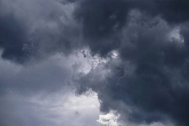 Uçağın yanından gelen korkunç gök gürültülü bulutlar. Kasvetli destansı bulutlar. Koyu gri renkte arkaplan resmi.