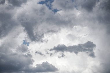 Uçağın yanından gelen korkunç gök gürültülü bulutlar. Kasvetli destansı bulutlar. Koyu gri renkte arkaplan resmi.