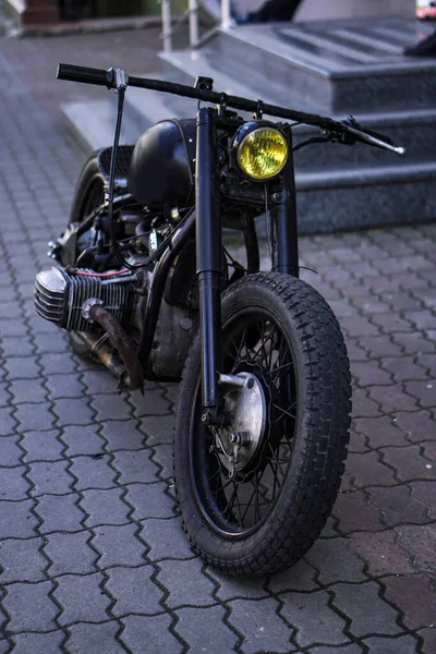Une Vieille Moto Artisanale Dresse Dans Rue Thème Punk Motard — Photo