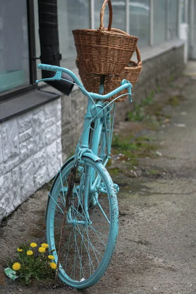 Retro Blauwe Fiets Staat Bij Het Gebouw Als Decoratie Voorraad — Stockfoto